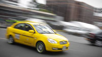La extraña muerte de una joven al interior de un taxi en Bogotá