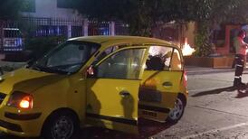 Sicarios destruyeron un taxi a bala para asesinar a pasajero en Barranquilla