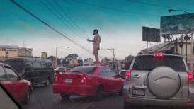 Hombre se desnudo encima de su carro para protestas por el trancón en el que iba