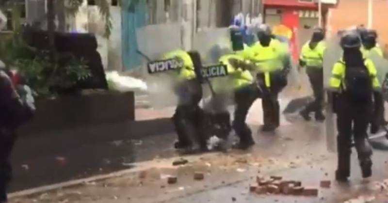 Captan momento en que policías arrastran a joven que se cayó en medio de enfrentamientos