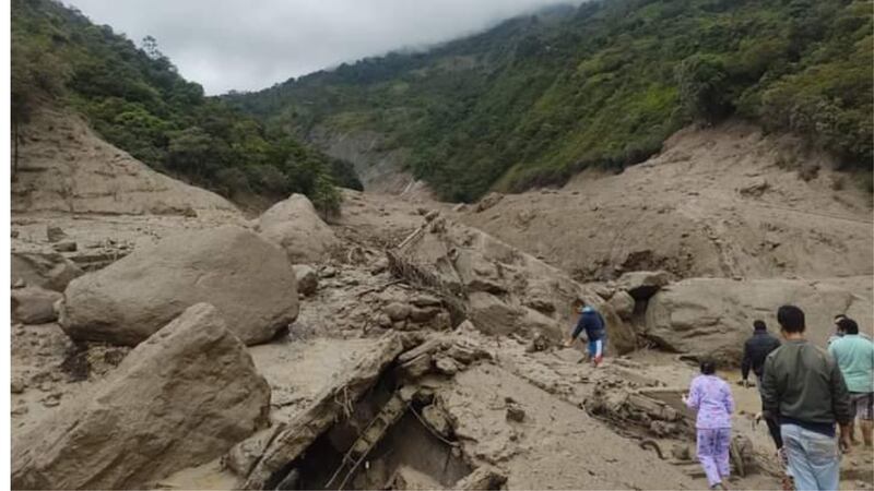 Cámara de seguridad grabó el momento exacto de la tragedia en Quetame: la avalancha borró una vereda