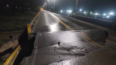 Vía Medellín - Santa Fe de Antioquia: puente Tonusco se cayó y tuvieron que habilitar el paso por uno viejo