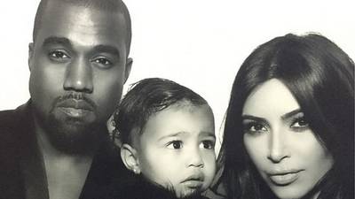 Captan a Kim Kardashian llorando junto a Kanye West