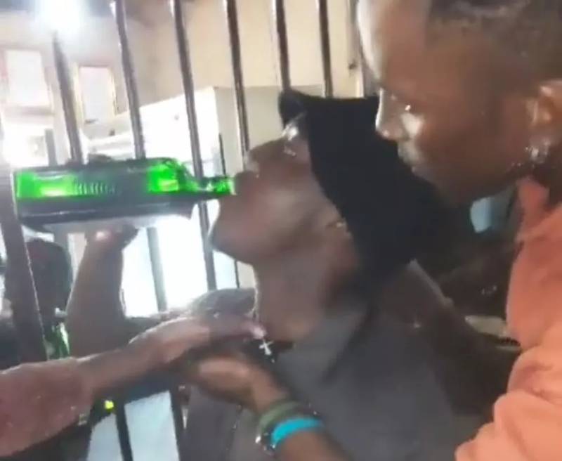 Jovem morre após tomar 1 litro de licor na África do Sul
