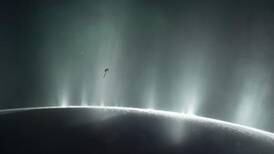 ¿No volveremos a estar solos? Científicos confirman que una de las intrigantes lunas de Saturno podría albergar vida extraterrestre