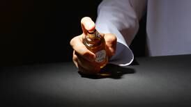 Este es el truco definitivo para que tu perfume dure por más tiempo en tu piel