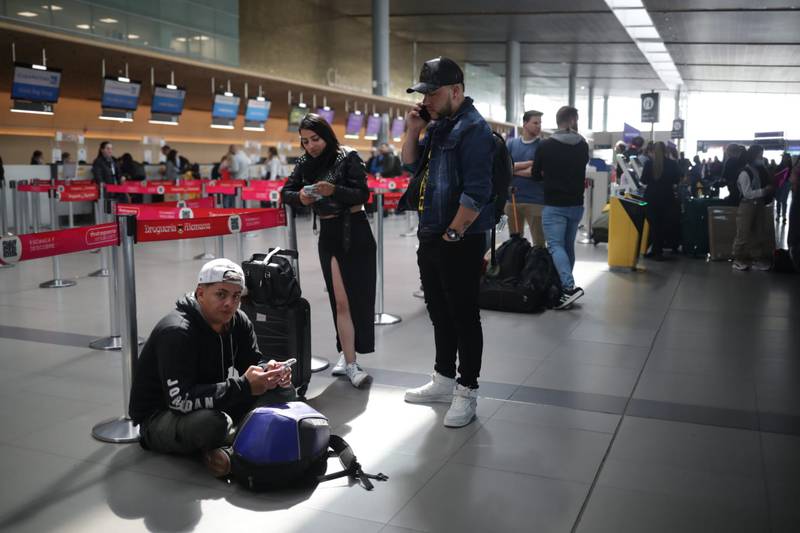 Pasajeros afectados por el cese de operaciones de Viva Air esperan soluciones por parte de la aerolínea y de la Aeronáutica Civil. Mientras tanto, cientos de personas esperan en los espacios públicos del Aeropuerto Internacional El Dorado en Bogotá.
