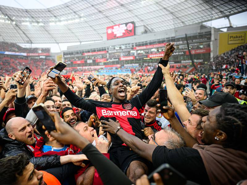 ¡Locura total! Afición del Leverkusen invade la cancha tras ganar la Bundesliga
