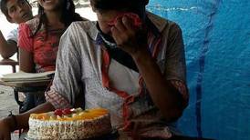Niño rompe en llanto al recibir por primera vez un pastel de cumpleaños