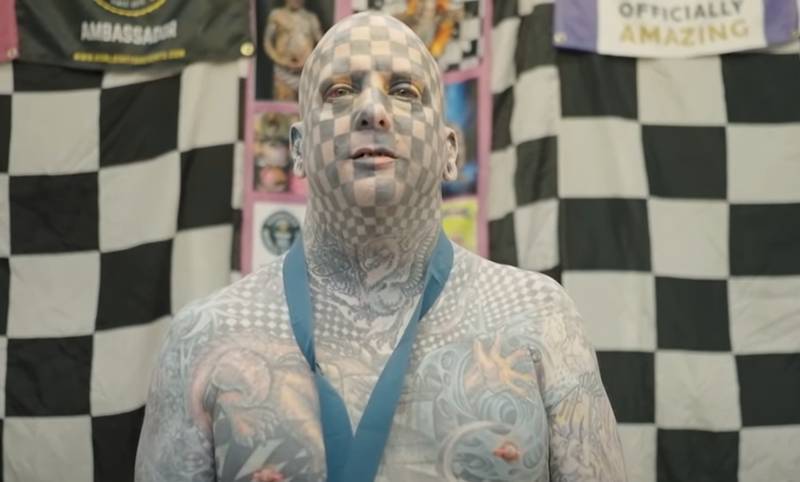 Tras más de 800 tatuajes, hombre dice haber estornudado tinta negra