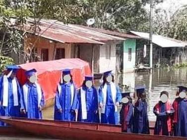 Estudiantes llegaron en canoa a su graduación: Su escuela lleva tres meses inundada