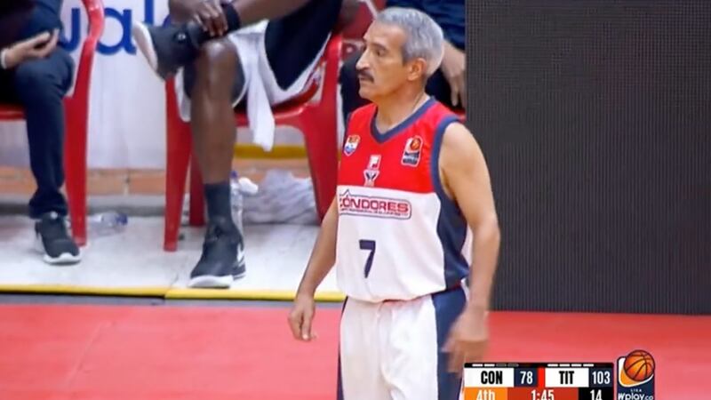 Octavio Carrillo, de 67 años, así juega en la liga de baloncesto de Colombia