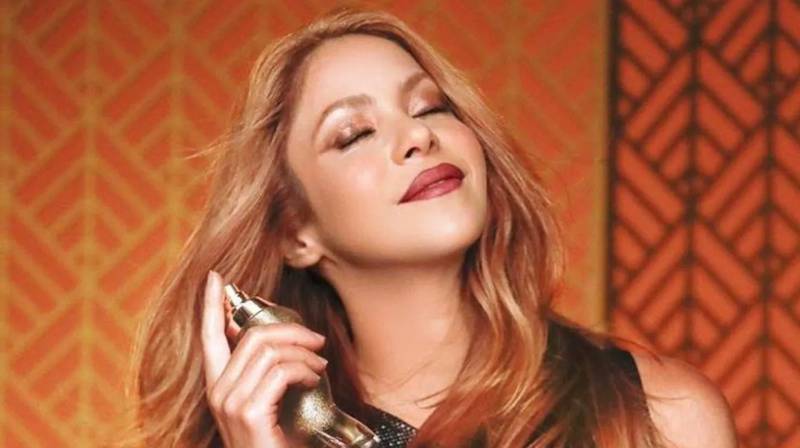 Shakira y sus perfumes.