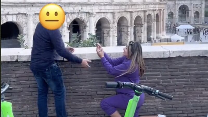 mujer pide matrimonio coliseo romano pantallas tomado de tiktok
