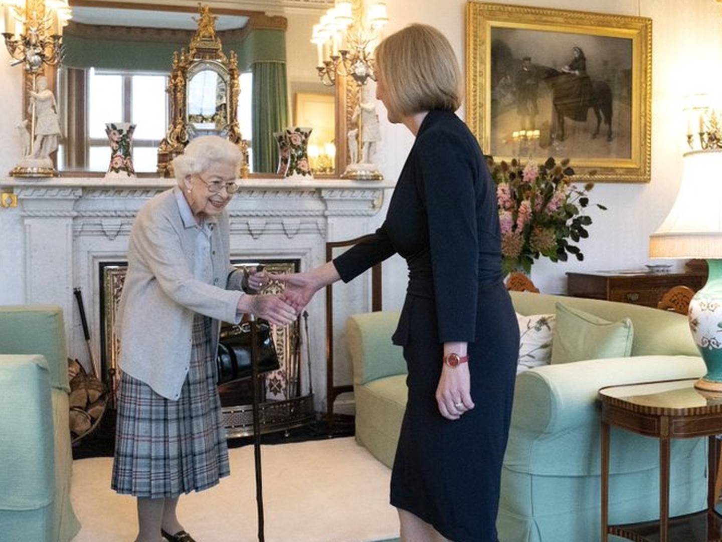 La reina Isabel junto a la nueva primera ministra del Reino Unido, Liz Truss