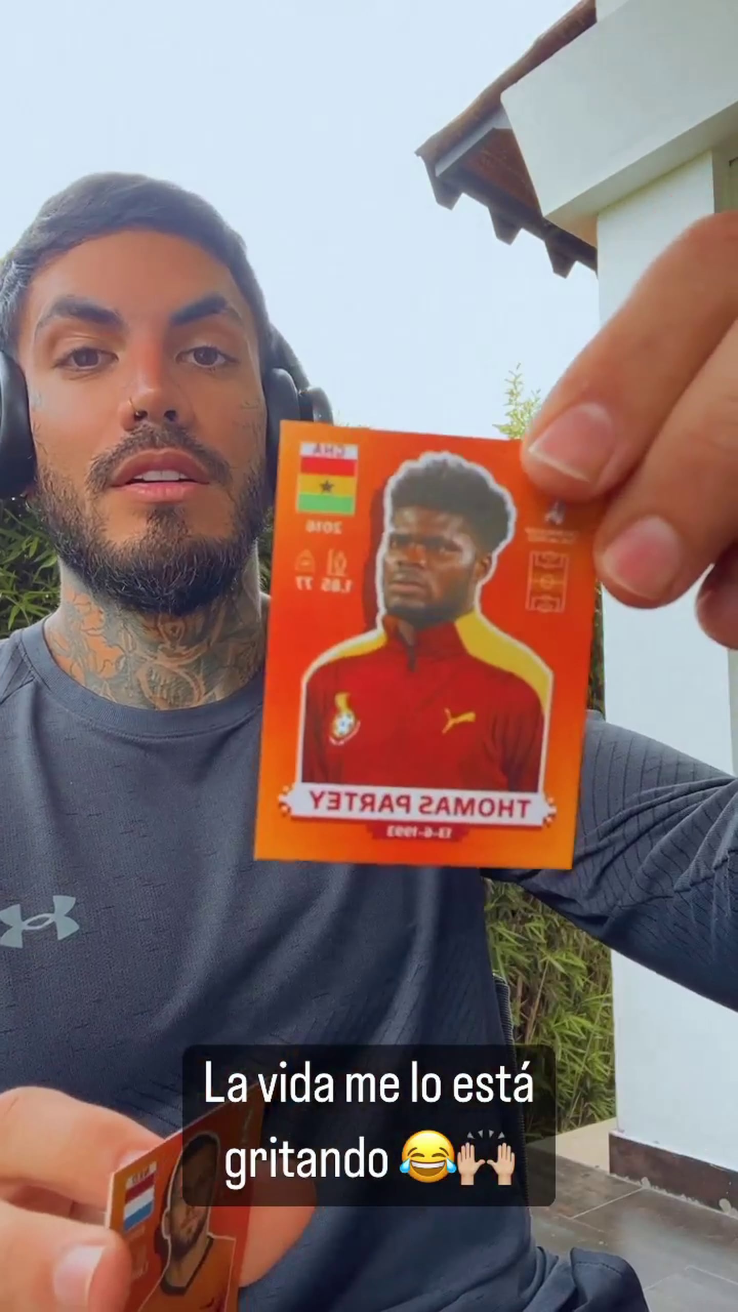 Mateo Carvajal ahora adivina el futuro con stickers de jugadores de fútbol