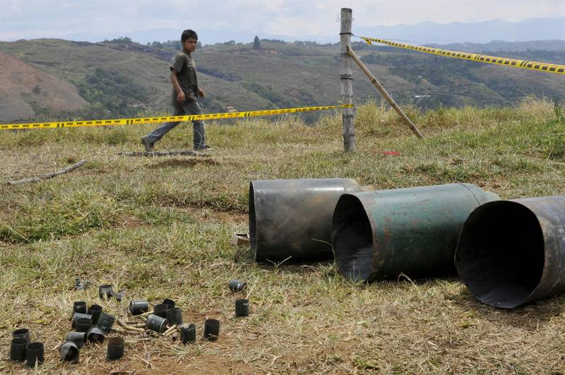 Un niño camina junto a unos cilindros bomba encontrados en el resguardo indígena de Las Mercedes hoy, sábado 11 de agosto de 2012, en Caldono, Cauca (Colombia).