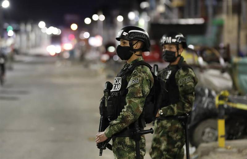 Patrullajes de policías y soldados en Bogotá- EFE