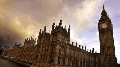 Encuentran rastros de cocaína en los baños del parlamento Británico