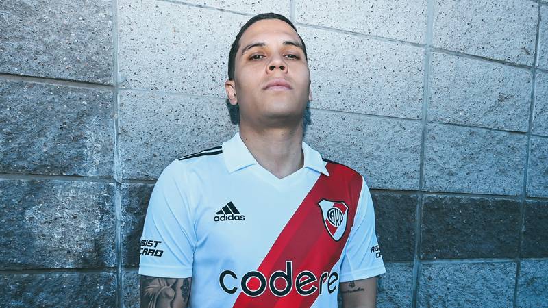 Juan Fernando Quintero, posando la nueva camiseta de River Plate