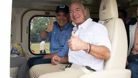 ¿Jeff Bezos e Iván Duque son amigos? La historia de la foto por la que acusan al dueño del Washington Post de ser antipetrista