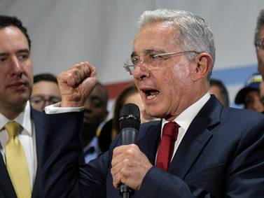 “Colombia no te quiere”: Estudiantes de la Uniagustiniana abuchearon a Álvaro Uribe en medio de una presentación 