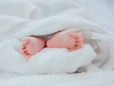 Bebé al que iban a sepultar estaba vivo cuando lo habían dado por muerto en una clínica