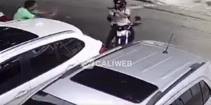 Un motoladrón intimidó a un ciudadano por robarle sus pertenencias en Cali.