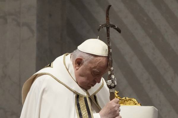 El papa Francisco rompió los esquemas y lavo los pies de 12 mujeres en importante celebración Católica