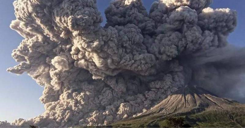 ¡Increíble! volcán en Indonesia emite gigantesca nube de ceniza y humo de 5.000 metros de altura