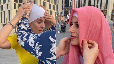 Mujeres turistas en Qatar se pusieron por primera vez un ‘hiyab’: ¿les gustó?