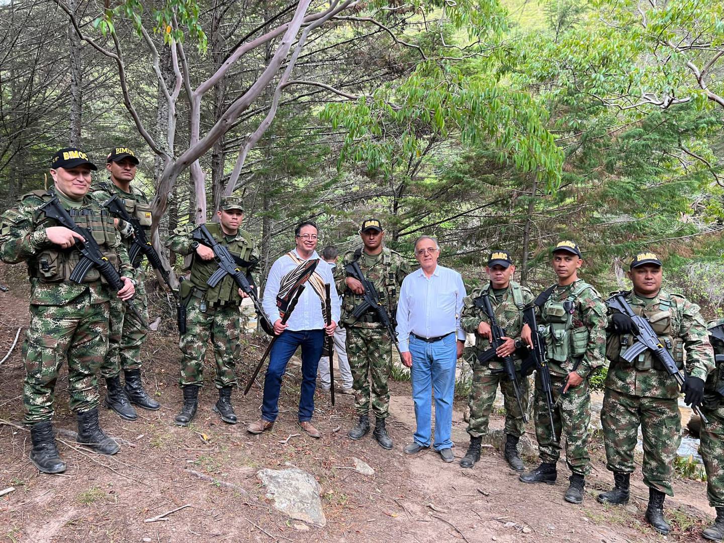 El presidente Gustavo Petro con miembros del Ejército en la Sierra Nevada.