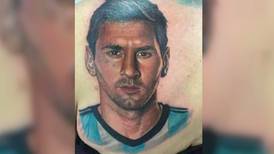 FOTO: Señora de 54 años se tatúa en la espalda el rostro de Messi