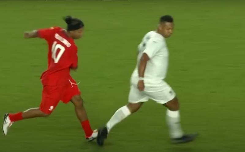 Ronaldinho dejó en ridículo a un nada atlético Fredy Guarín en juego de leyendas