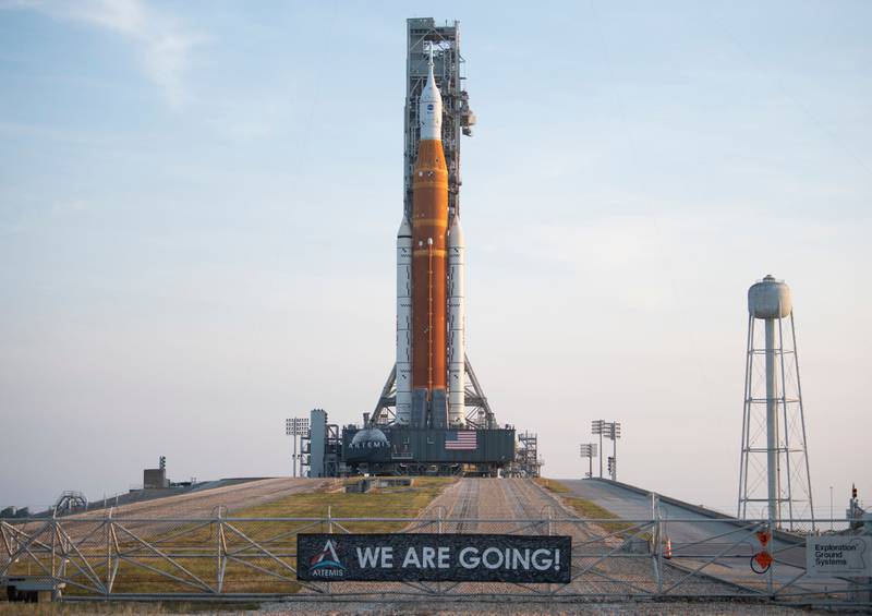 El cohete y la nave de Artemis en su base de lanzamiento.