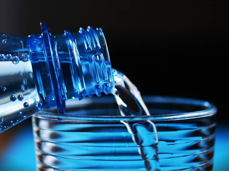 Preocupante hallazgo: Detectan 240 mil partículas de plástico en botellas de agua 