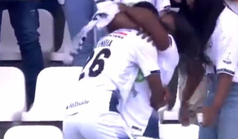 Jugador de Once Caldas fue expulsado por ir a abrazar a su mamá en su gol