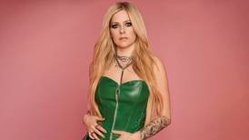 Avril Lavigne es sorprendida en el escenario por mujer semidesnuda mientras recibía un premio