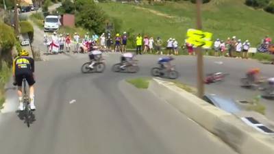 Egan Bernal tuvo impactante caída que alarmó a muchos en el Tour de Francia