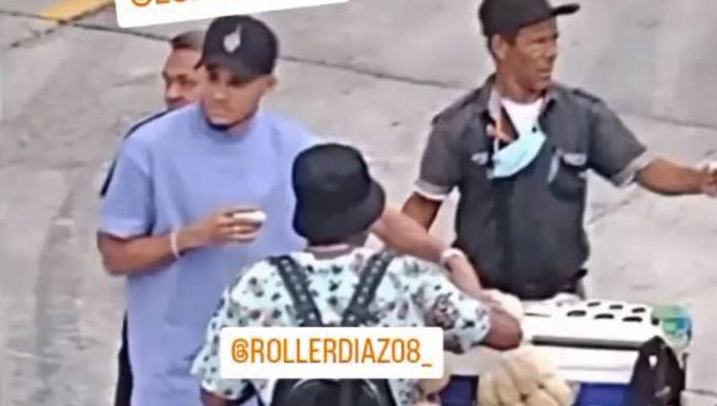 Luis Díaz fue pillado echando tinto con pan en plena calle de Barranquilla