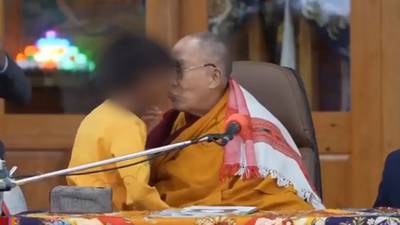El Dalái Lama se disculpa en redes tras pedir a un niño que “chupe su lengua”