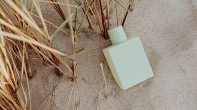 ¿Te quieres transportar hacia una playa? Estos 5 perfumes lo hacen posible