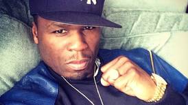 50 Cent golpea con micrófono a una mujer, ¿enfrentará cargos?