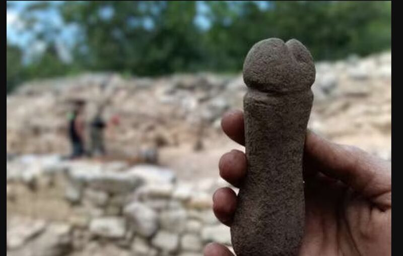 Pene de piedra perteneciente a la Edad Media--- Foto de:  Árbore Arqueoloxía S. Coop.Galega