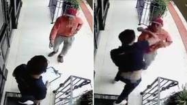 (Video) A este ladrón le hicieron ‘knock out’ cuando trató de robar a uno que supo defenderse