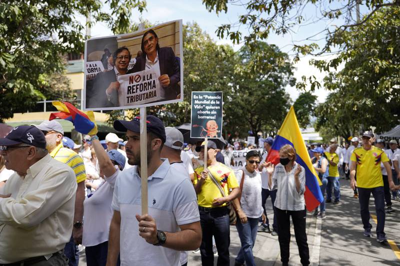Ciudadanos opositores al gobierno de Gustavo Petro se manifiestan en las calles de Medellín.