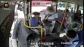 Chofer impide que ladrón robe el celular de una mujer en China