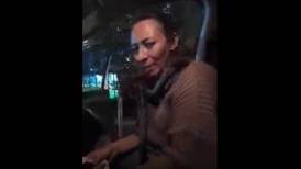 (Video) Mujer ebria se niega a pagar la lavada de un carro después de vomitarlo