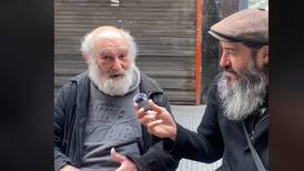 Anciano conmueve en TikTok: vive en la calle después de tres derrames cerebrales
