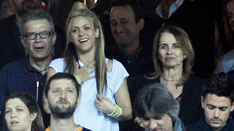 Shakira y los padres de Pique, Montserrat Bernabeu y Joan Pique asisten al partido final de la Copa del Rey de España (Copa del Rey) FC Barcelona vs Sevilla FC en el Estadio Vicente Calderón el 22 de mayo , 2016 en Madrid, España.
